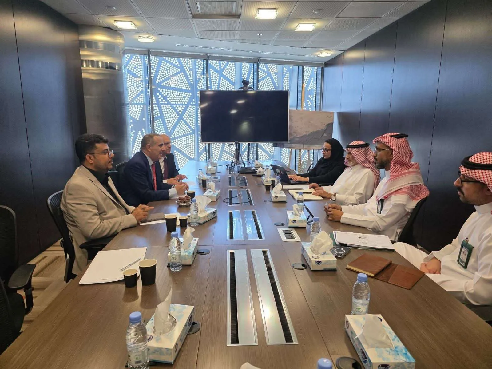 وزير الصحة يبحث مع البرنامج السعودي مجالات التعاون المشترك ودعم القطاع الصحي