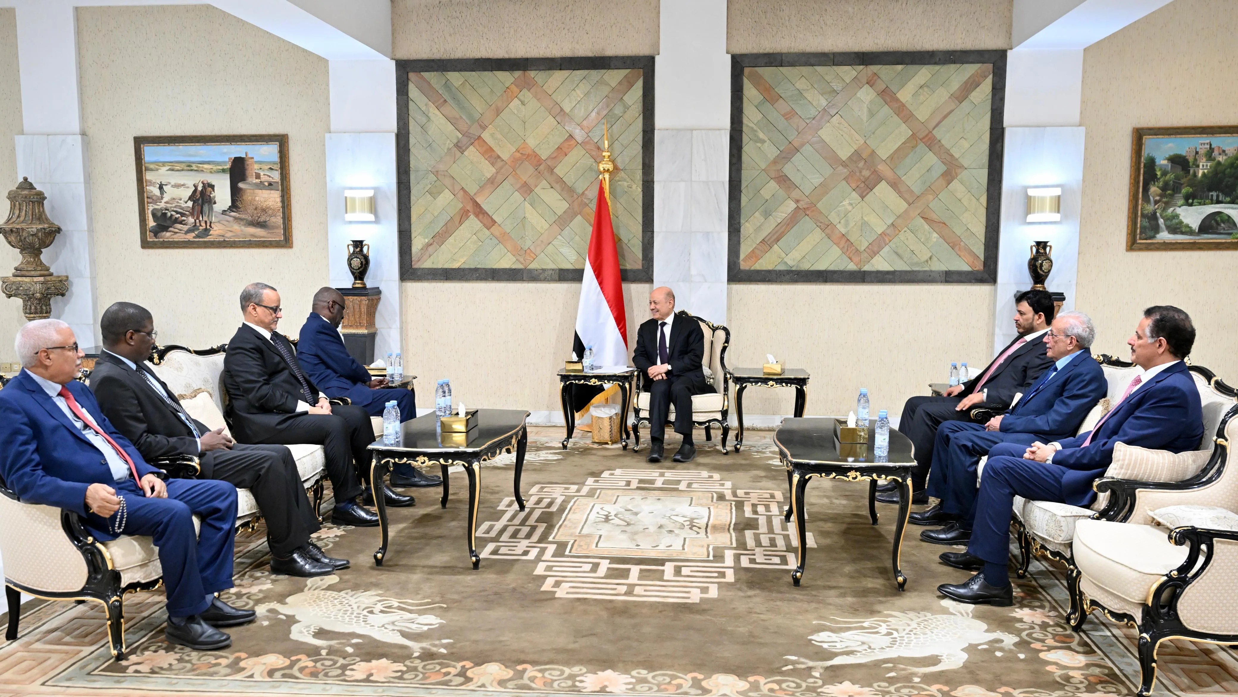 العليمي يستقبل وزير الشؤون الخارجية بجمهورية موريتانيا الاسلامية