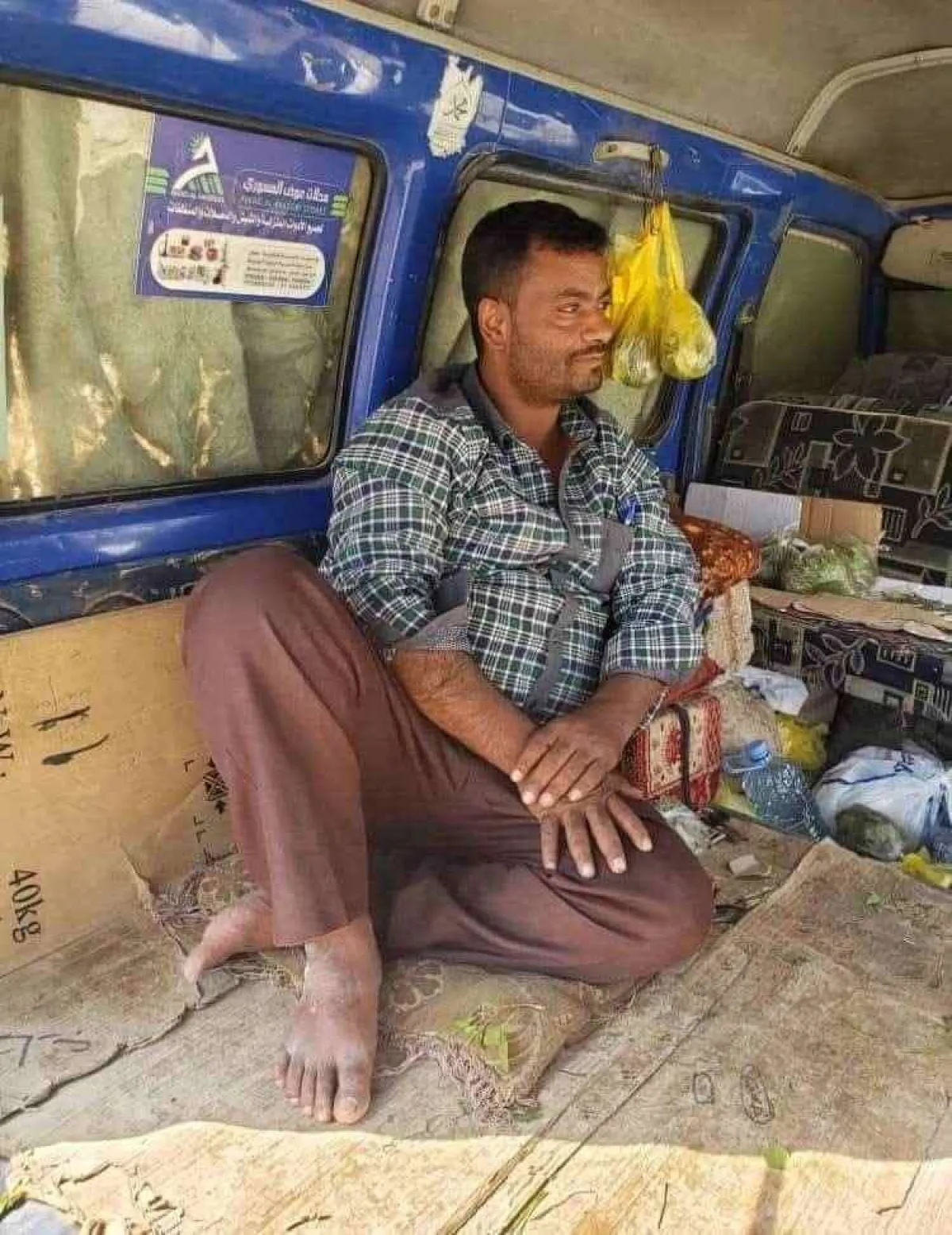صحفي يتحول الى بيع القات