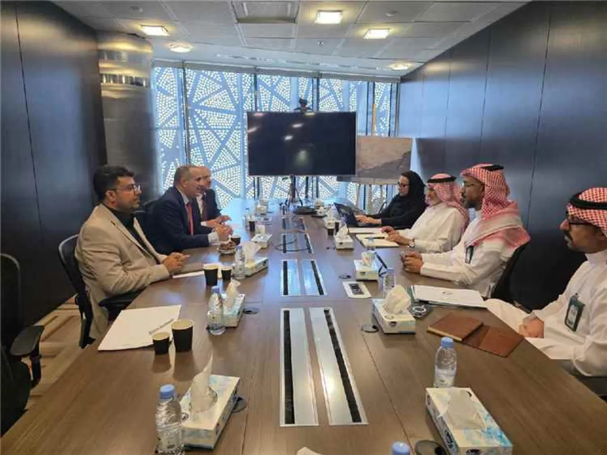 بحيبح يستعرض مع البرنامج السعودي مشاريع دعم القطاع الصحي في اليمن