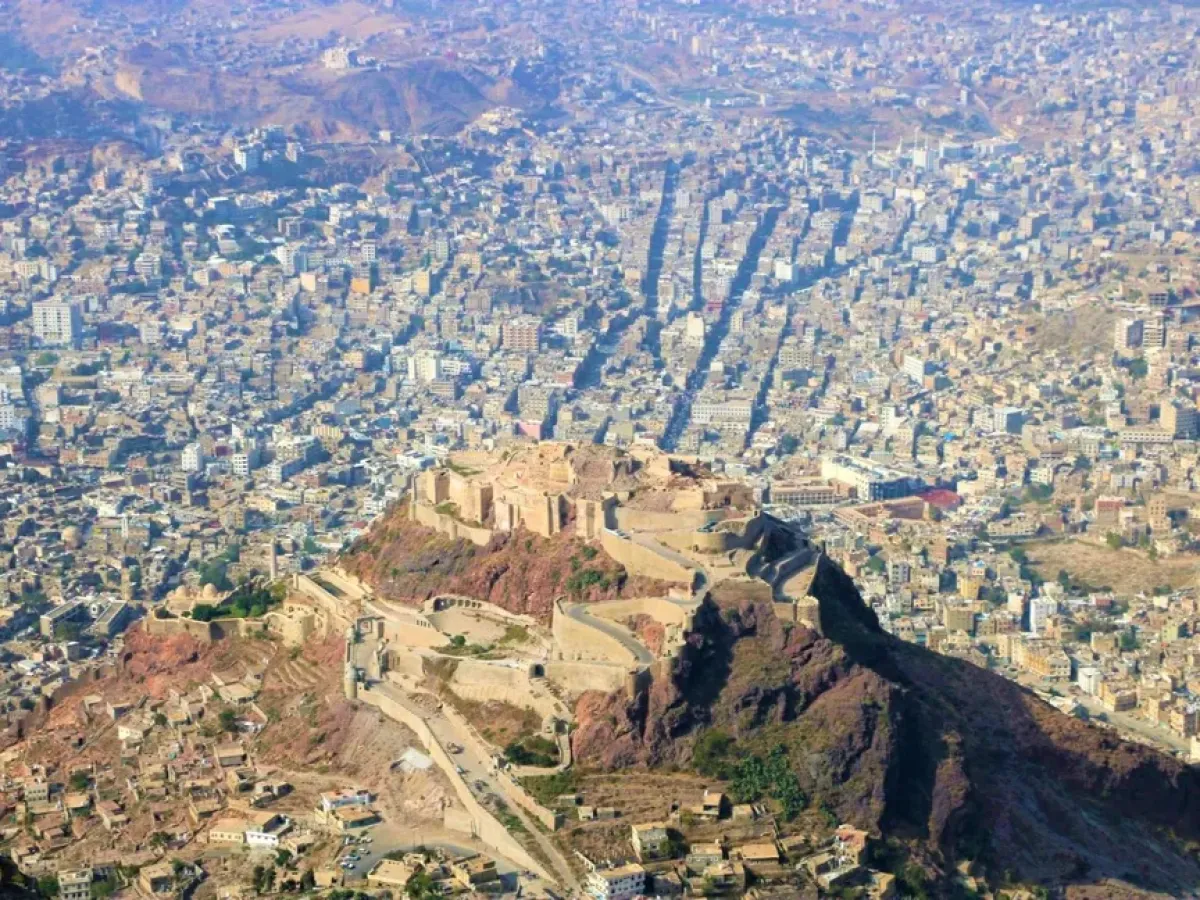 تعز.. السلطة المحلية تقر تسعيرة جديدة للكهرباء التجارية وتلغي رسوم الاشتراك الشهري