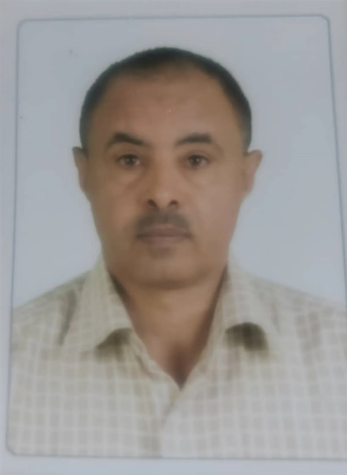 إعلاميون يطلقون نداء استغاثة لإنقاذ الصحفي عارف المقطري المصاب بالسرطان