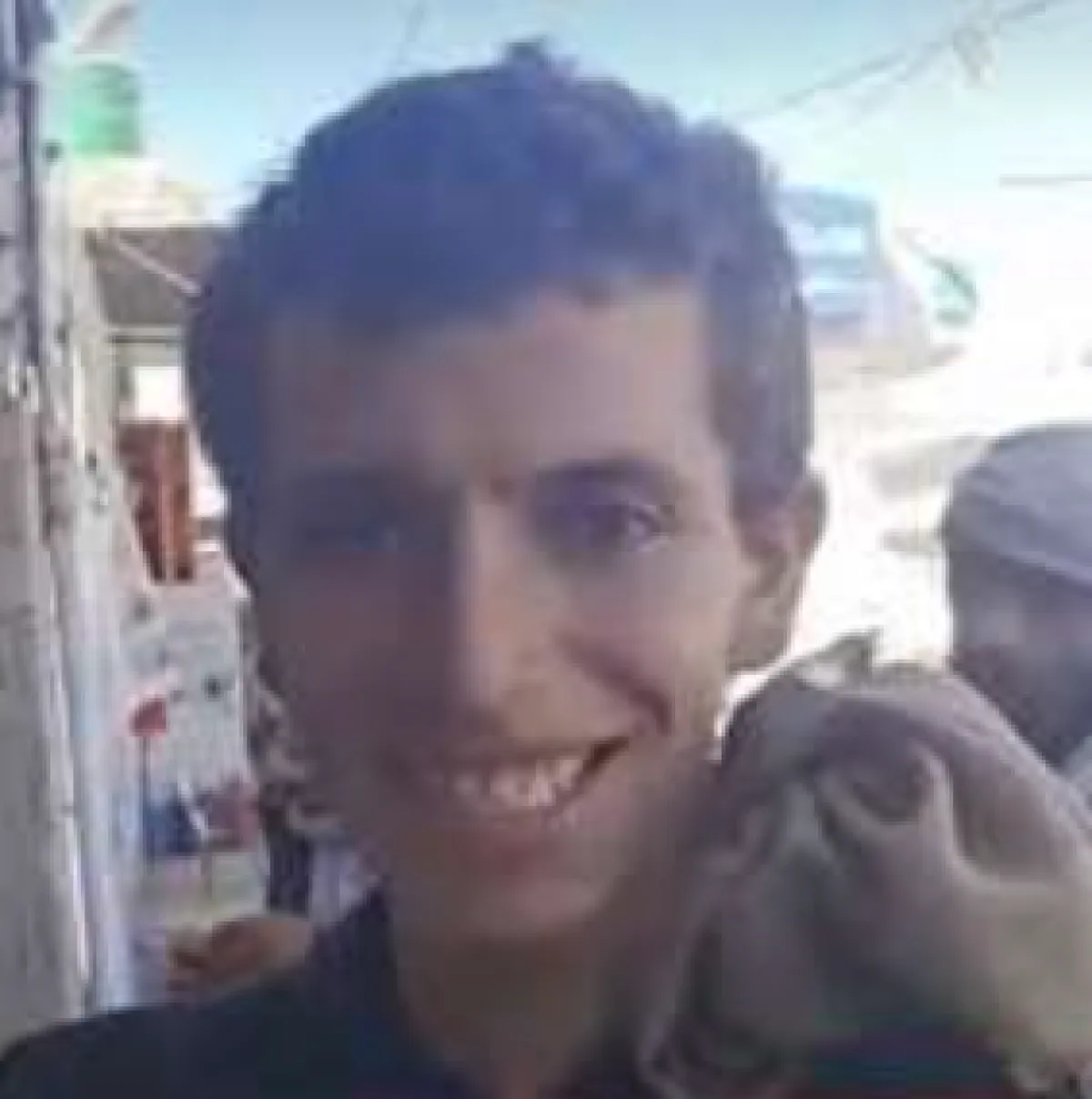 شاب يمني عاد من الموت بعد اعلان وفاته ورعب أصاب المشيعين أثناء الدفن