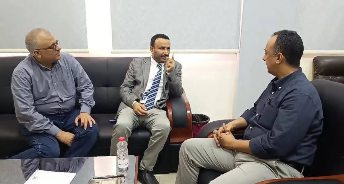 مدير صحة عدن يناقش مع مدير المخيمات الطبية بالوزارة سبل تعزيز التعاون المشترك