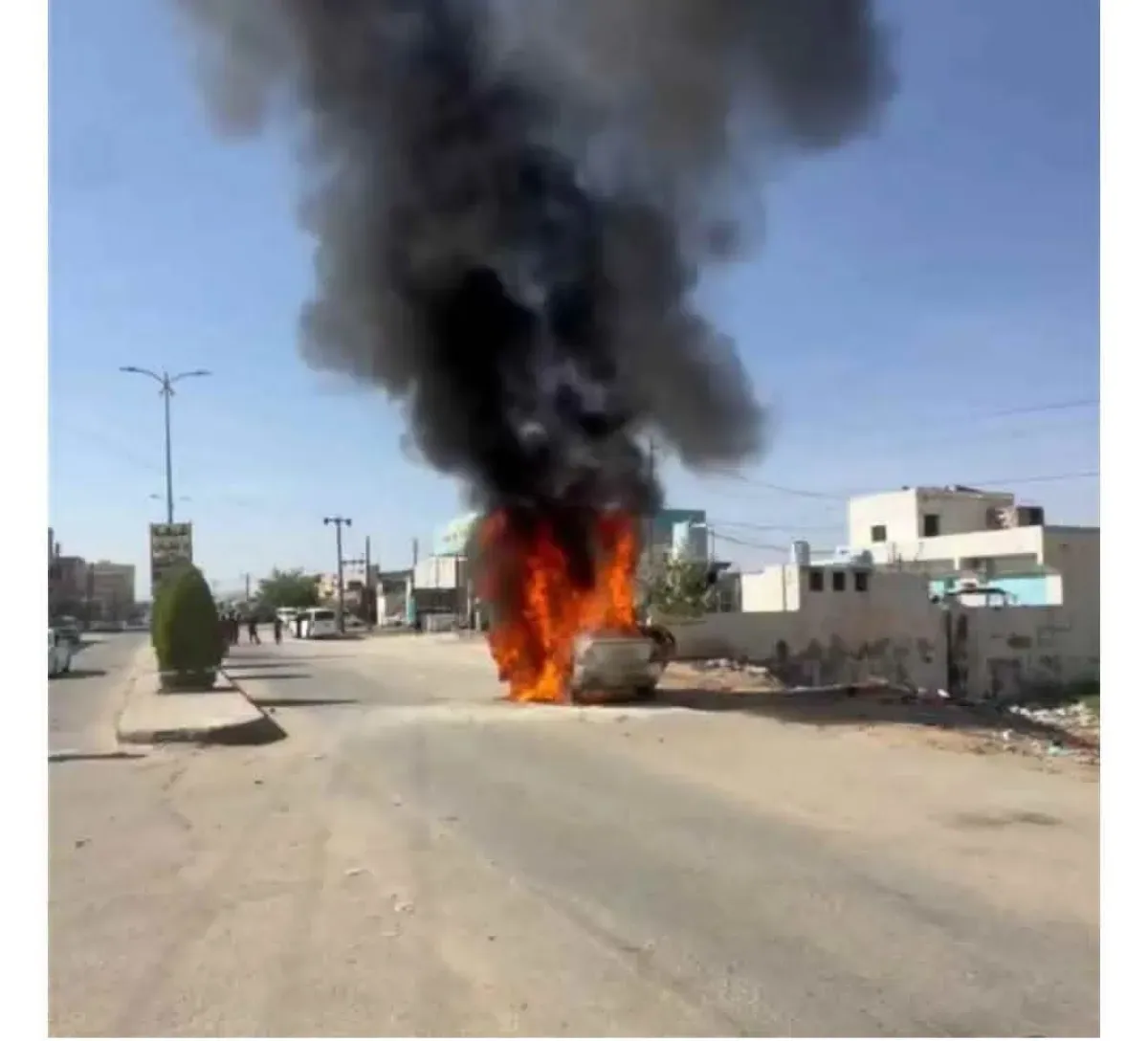 اندلاع حريق في سيارة مواطن بمدينة عتق بشبوة