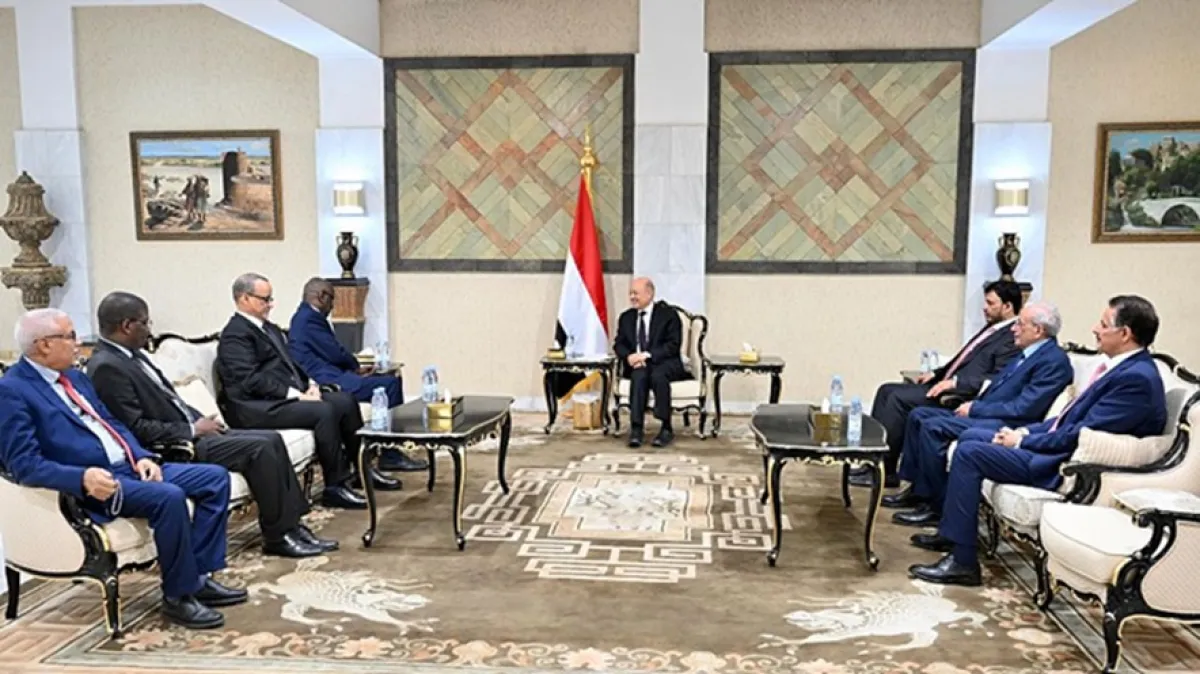 الرئيس العليمي يؤكد تمسك الدولة بالسلام ويتهم الحوثيين بعرقلة الجهود السياسية