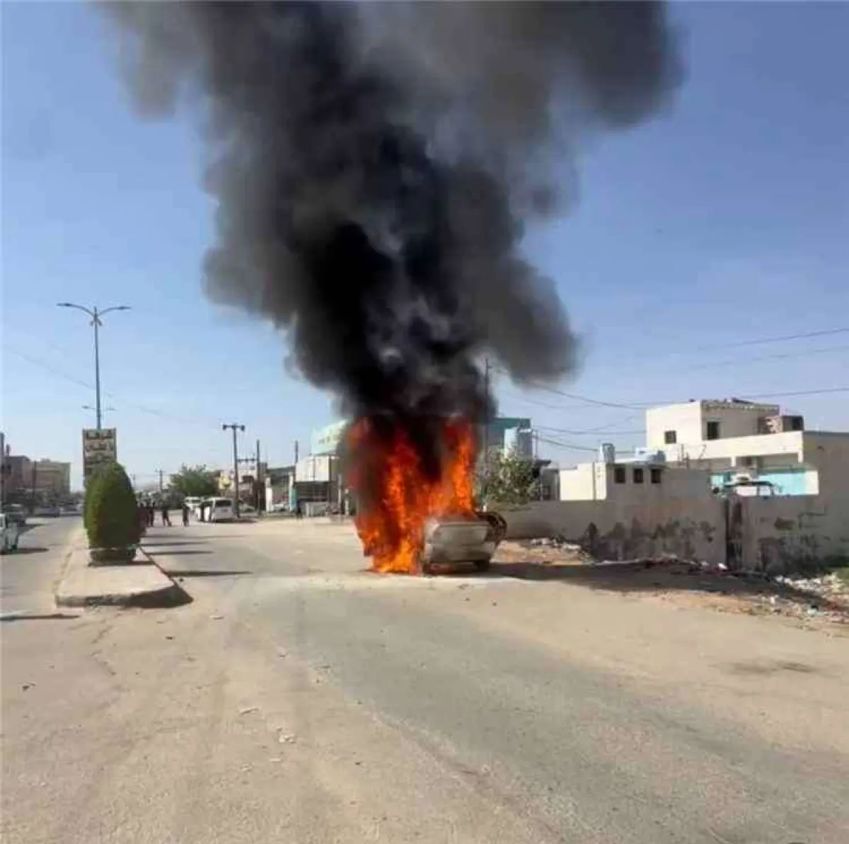 عاجل:اندلاع حريق يلتهم سيارة بالكامل