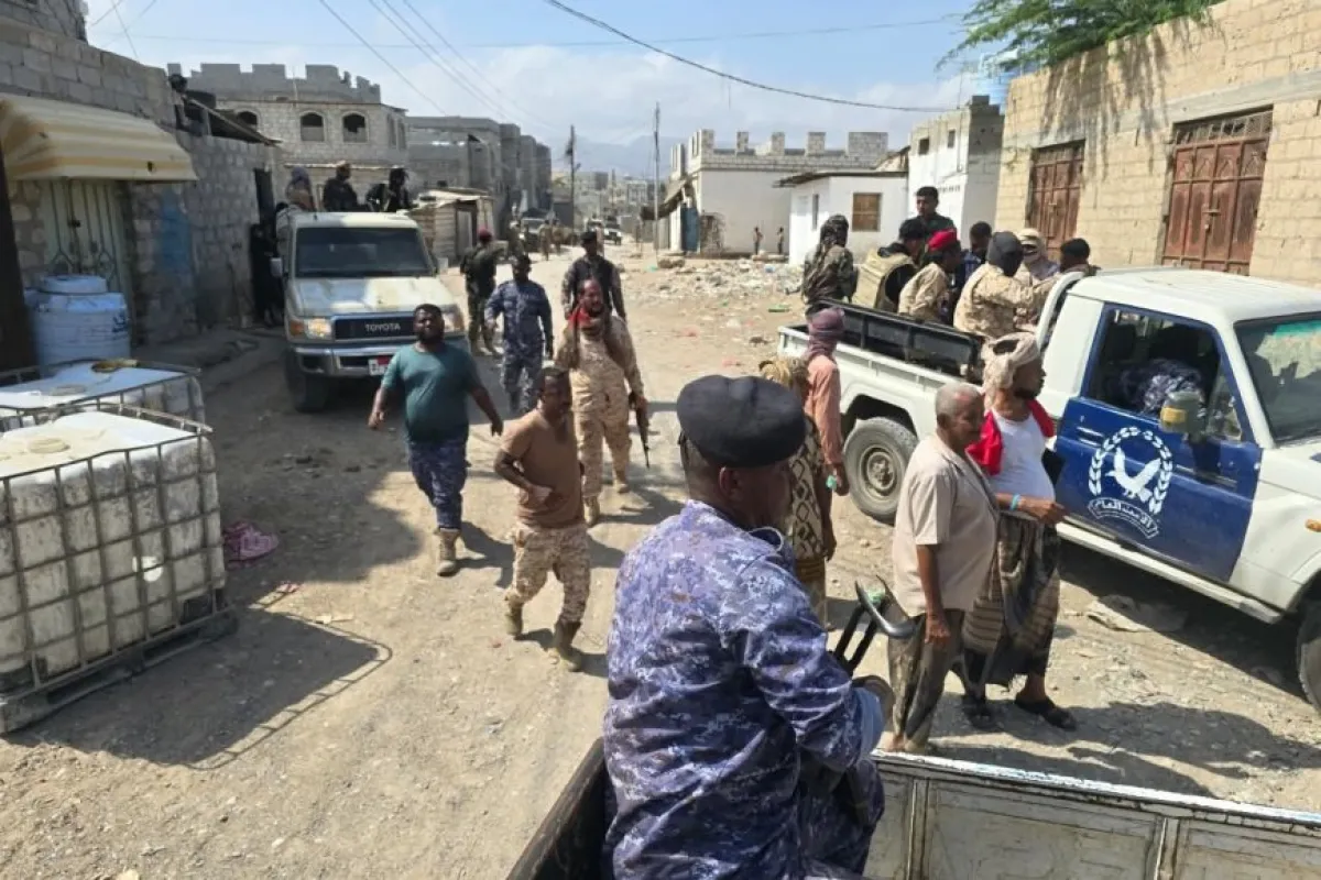 أمن المكلا ينفّذ حملة مداهمات واسعة بفوّه ويضبط مطلوبين ومعامل خمور ومسروقات