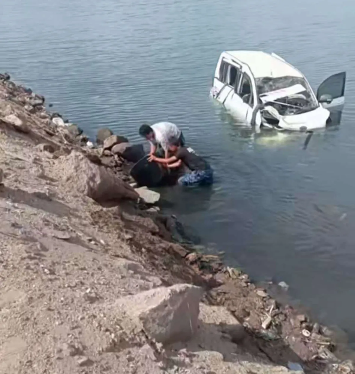 عاجل:حادث مروري وباص يقفز الى البحر بعدن