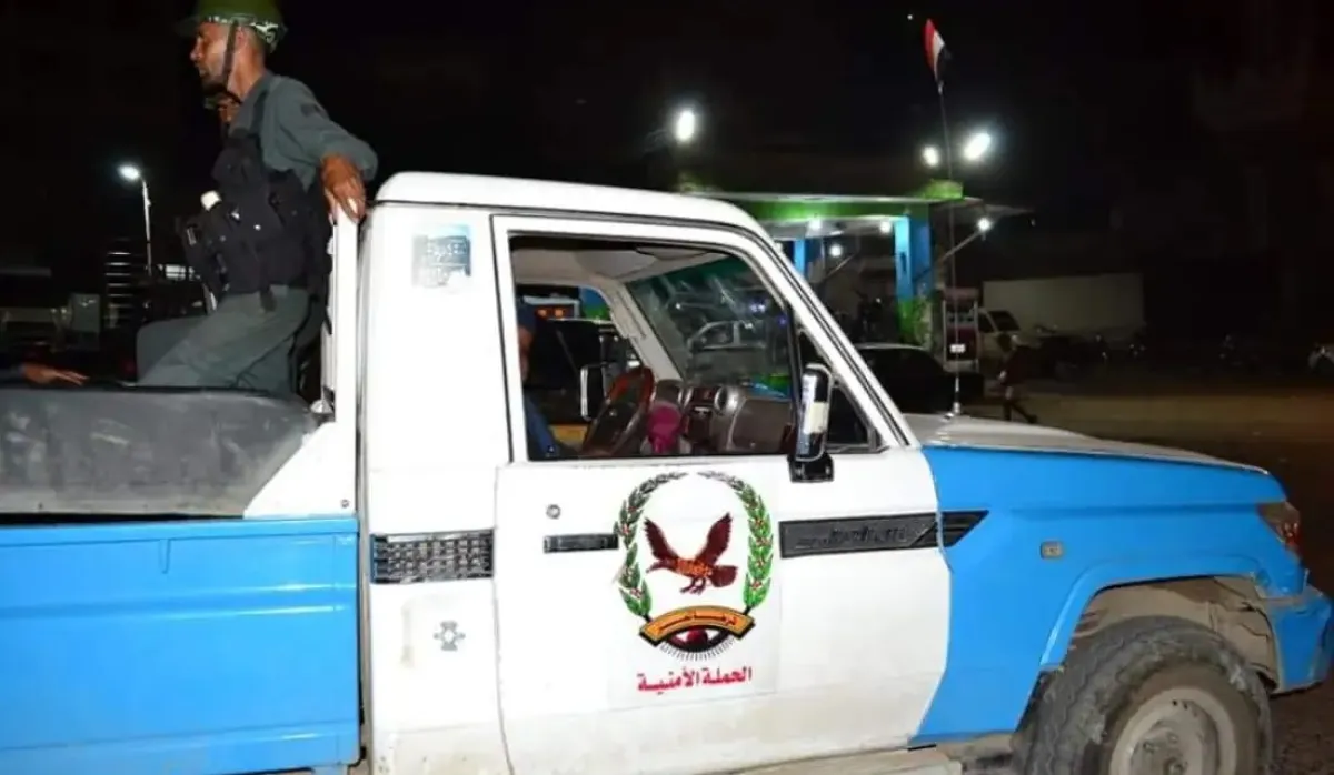 بعد تداول فيديو الواقعة.. شرطة تعز تقبض على زعيم عصابة مسلحة اعتدت على تربوية