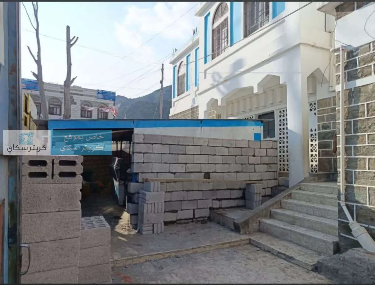 مواطن يبني داخل حوش مستشفى