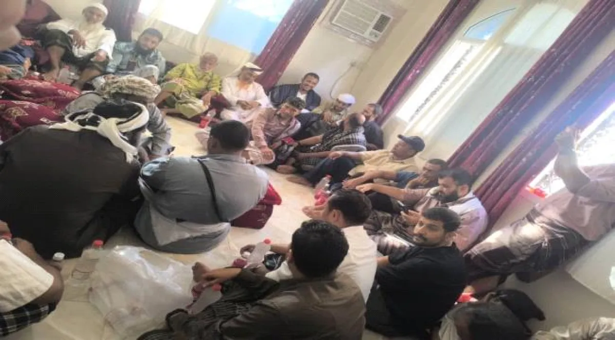 العقيد عبدالله السعيدي يهنئ الشاب زين العابدين نور الدين بمناسبة عقد قرانه