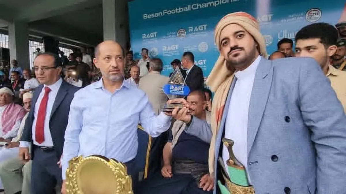 مراهقة سياسية : خلف عباءة الوالد