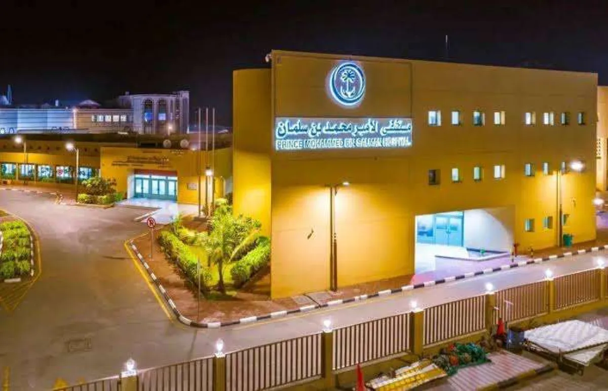 مواطن يشكو وفاة والده أمام بوابة مستشفى الأمير محمد بن سلمان بعدن