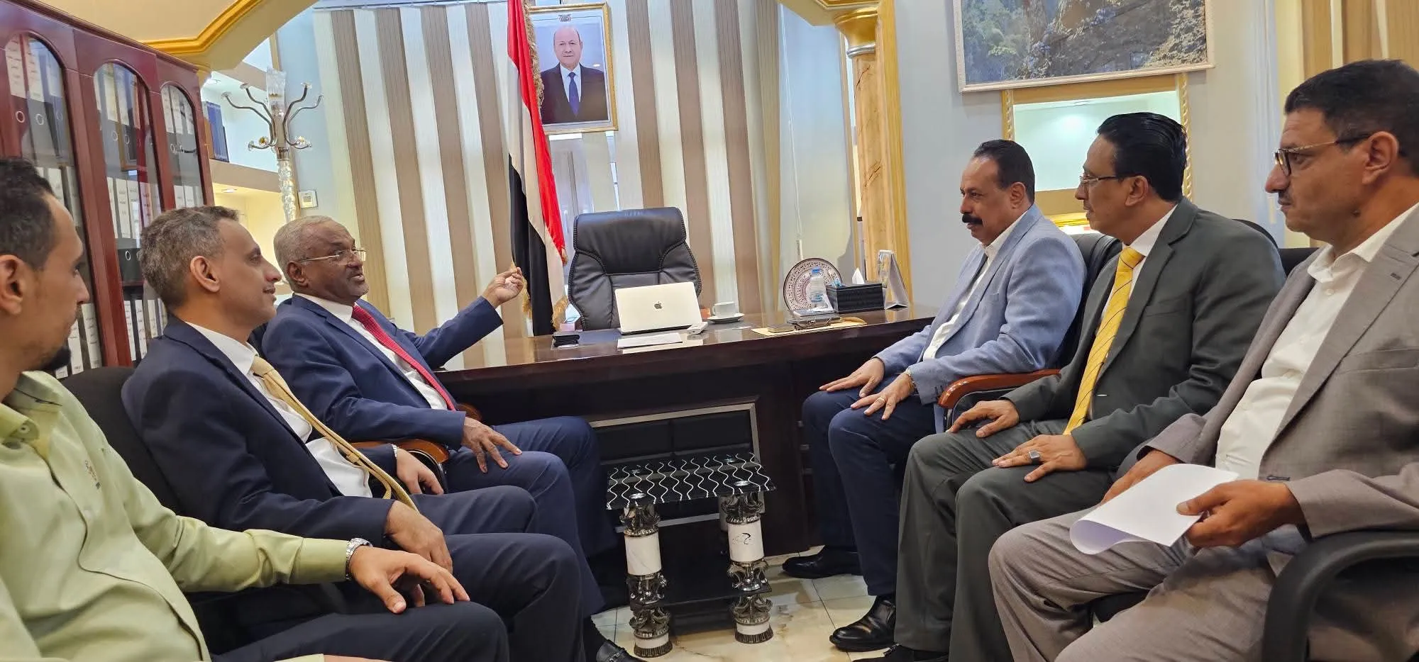 تنفيذاً لامر مجلس الوزراء رقم (2) لعام 2026م.. تدشين أول اجتماع ثنائي بين وزارتي الإدارة المحلية والأشغال العامة والطرق ضمن أعمال اللجنة الوزارية