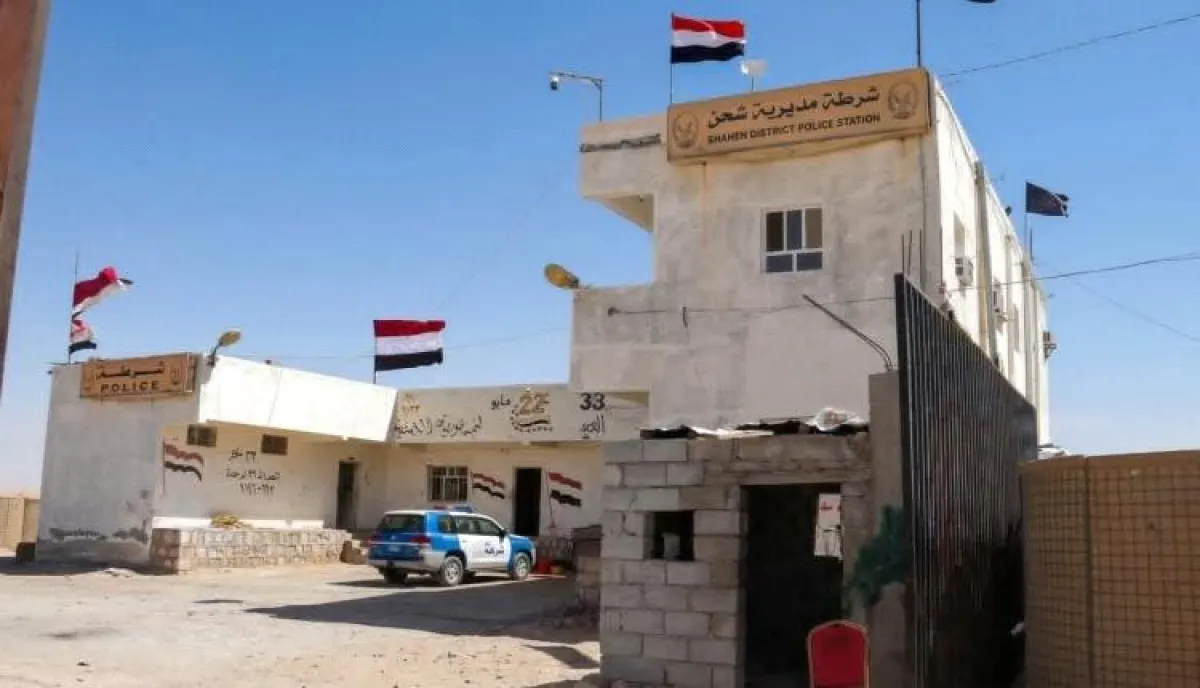 القبض على متهم بنهب امرأة في المكلا بعد فراره إلى مديرية شحن