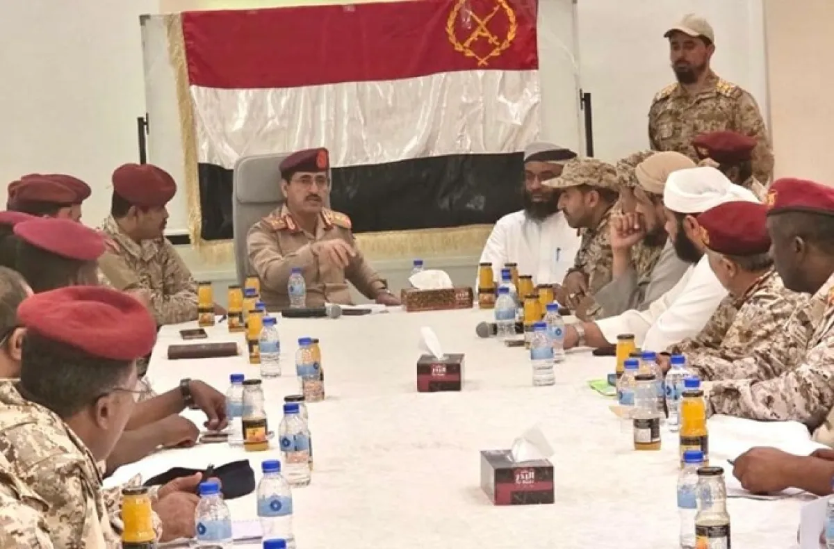 وزير الدفاع يرأس اجتماعا موسعا لقيادات المنطقة العسكرية الأولى ويشدد على رفع الجاهزية