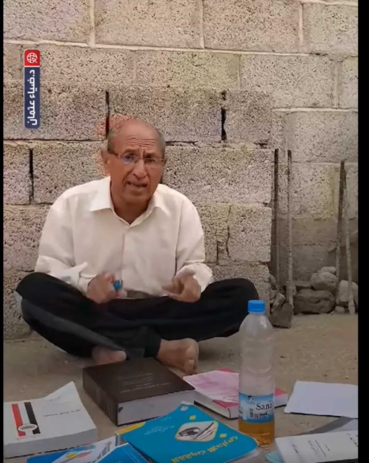 الجوع في اليمن يدفع بإكاديمي الى أحرق أبحاثه 