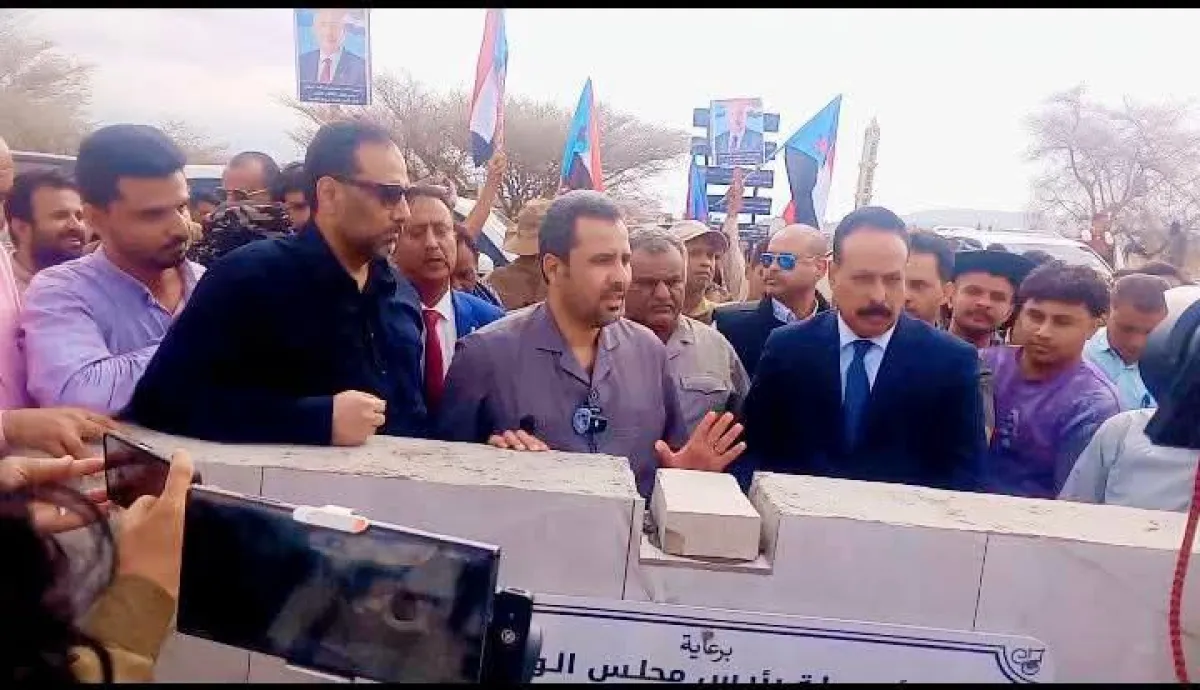 وزير الأشغال ومحافظ لحج يضعان حجر الأساس لمشروع صيانة وإعادة تأهيل طريق حبيل جبر – العسكرية
