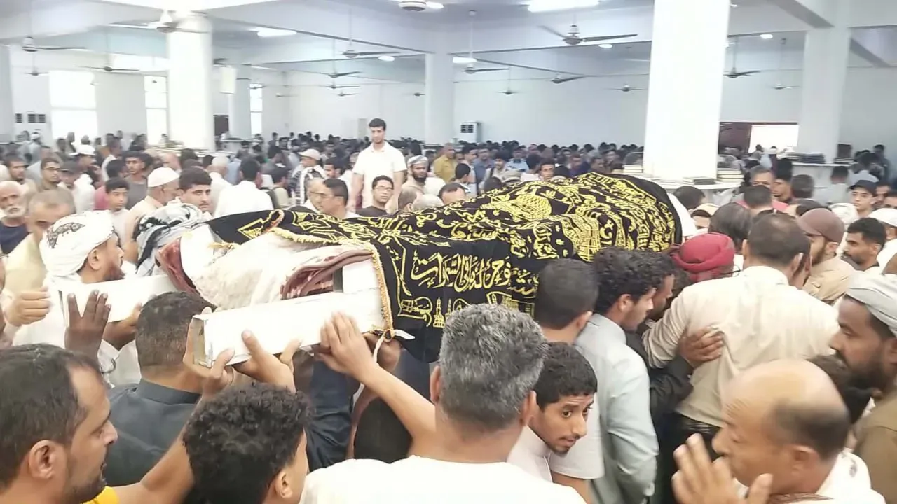 عدن… تشييع الأكاديمي عبدالرحمن الشاعر بعد أسبوعين من اغتياله