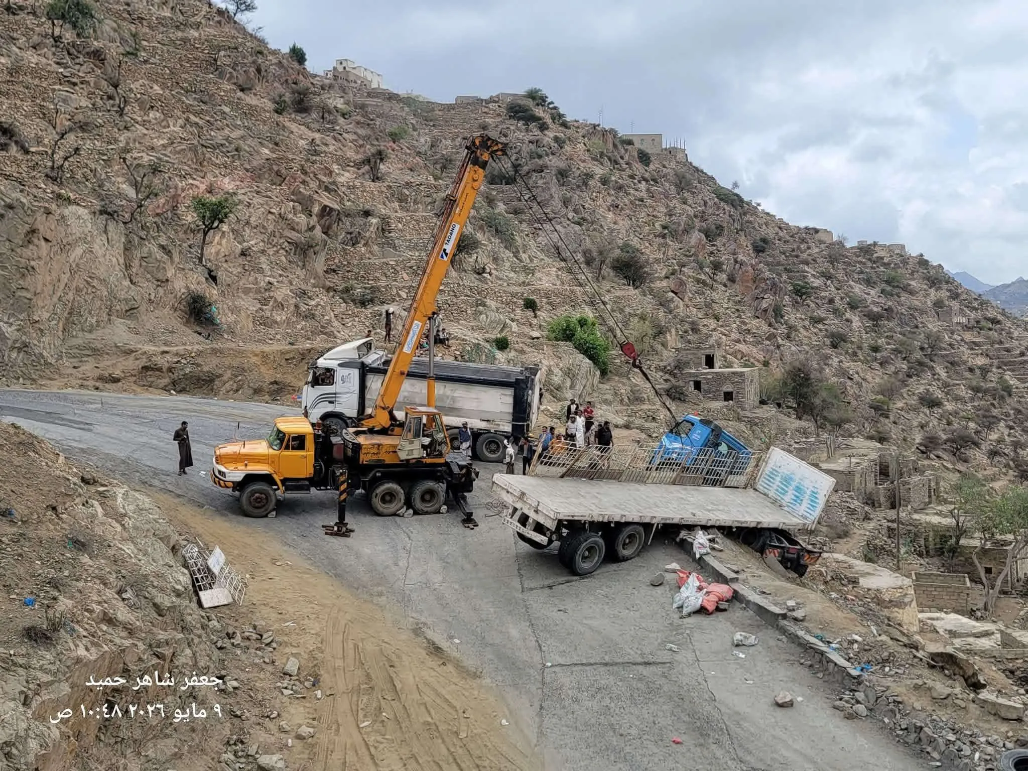 محاولات لسحب شاحنة عالقة في عقبة الجن بعيريم على خط القبيطة