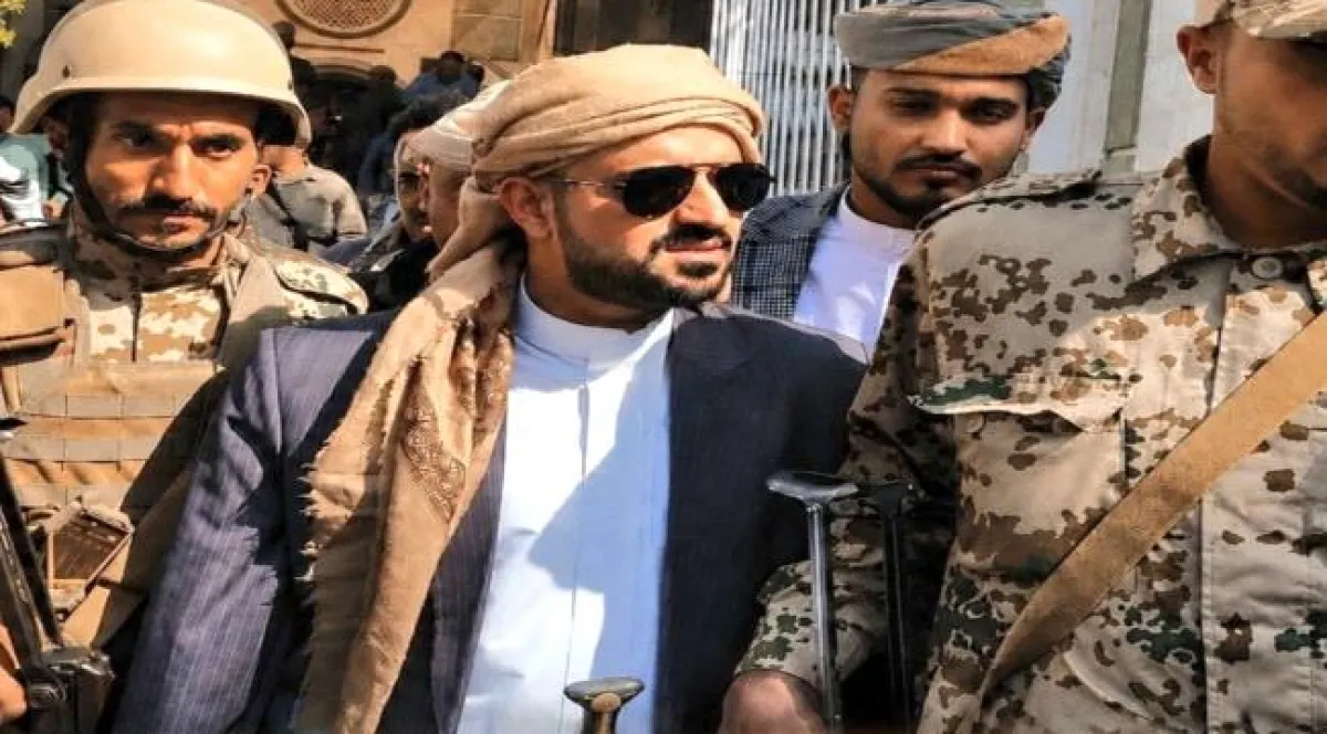 "شرعية بابا" .. نجل سلطان البركاني يغزو تعز بـ 'كتيبة المرافقين' والأمن يضع حداً لتجاوزاته
