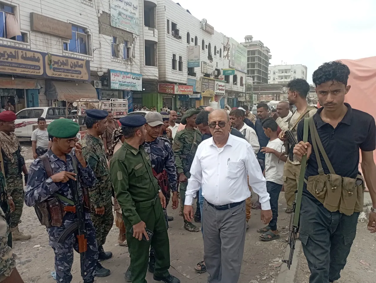 بتوجيهات محافظ لحج.. مدير عام تبن يترأس حملة أمنية واسعة لإزالة العشوائيات وتنظيم الأسواق