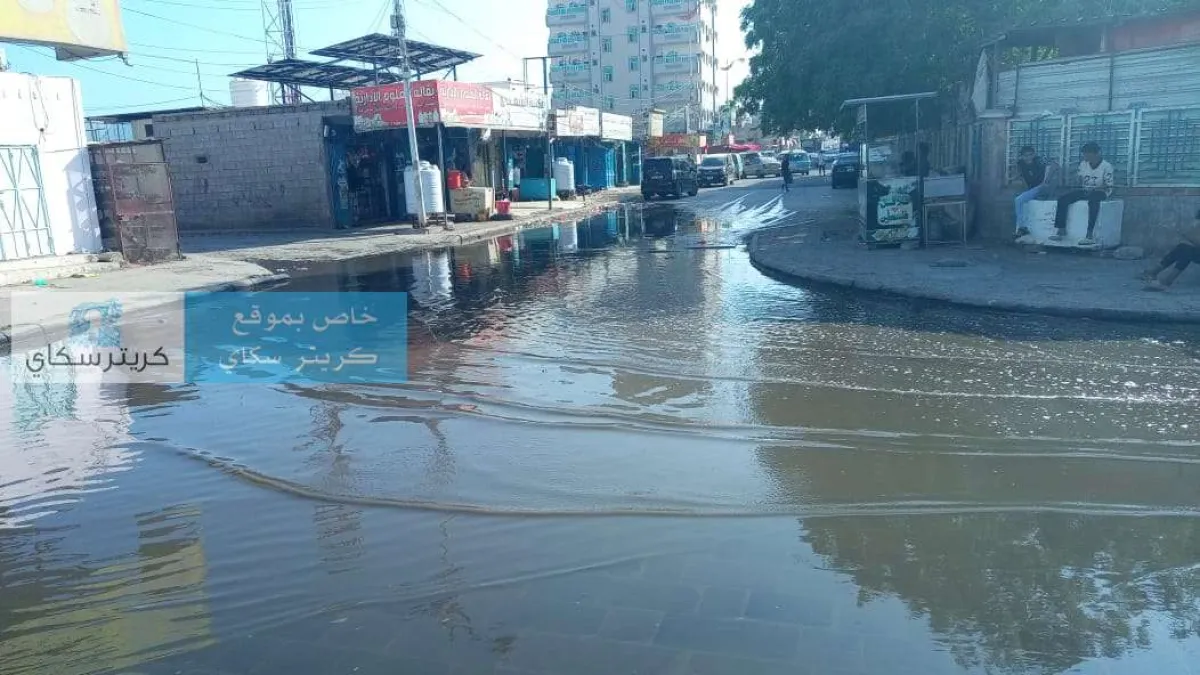 مياه الصرف الصحي تغرق شارع كلية شهيرة بعدن