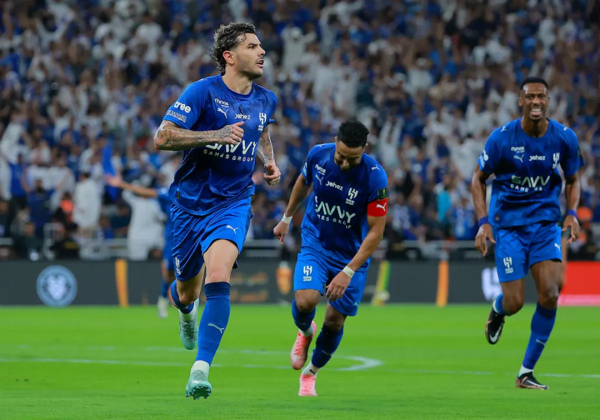 ولي العهد السعودي يتوج الهلال بطلاً لكأس الملك للمرة العاشرة بعد فوز مثير على الخلود 2-1
