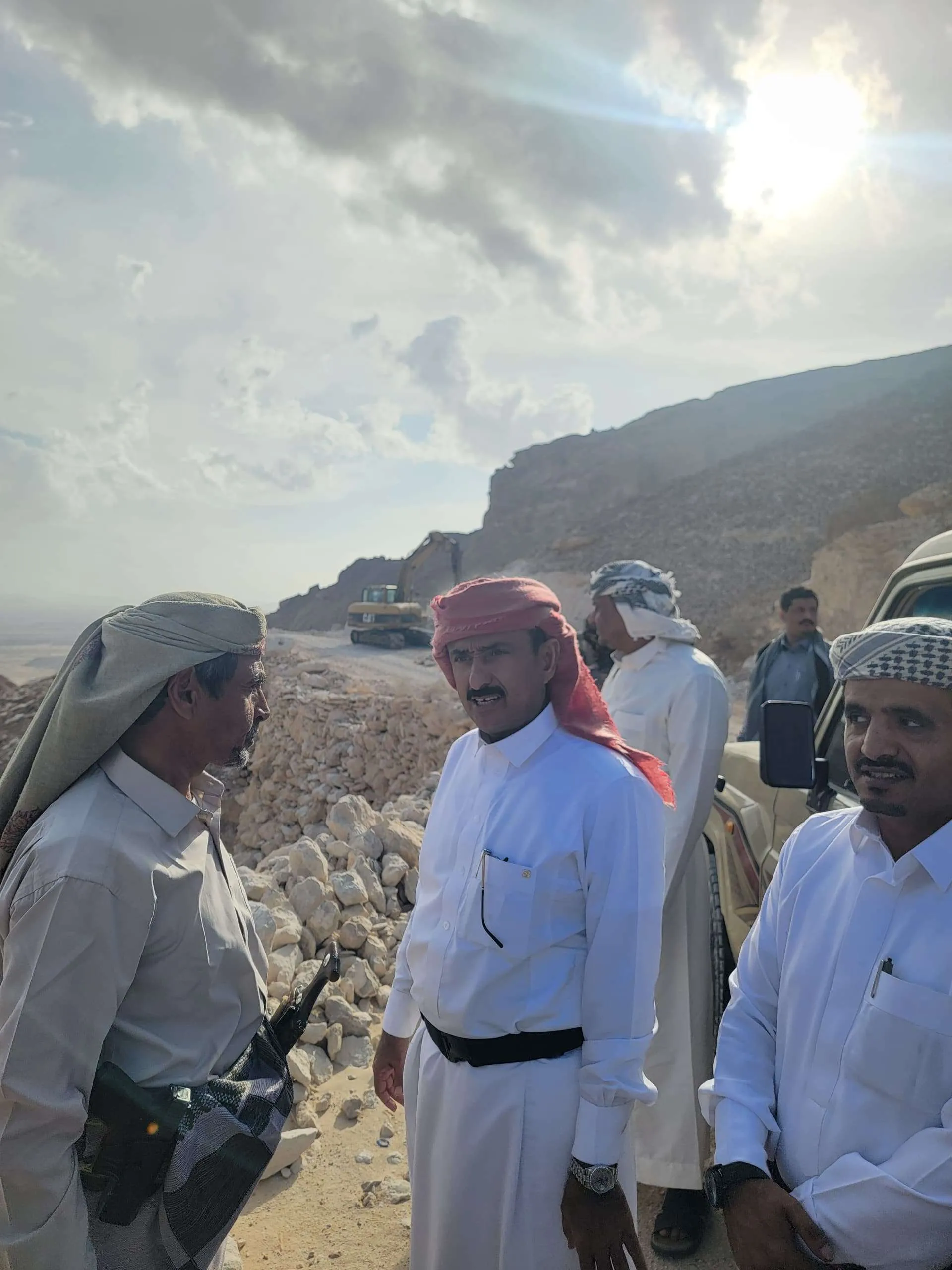 محافظ شبوة بن الوزير يتفقد سير العمل في مشروع عقبة خفعة بمحافظة شبوة