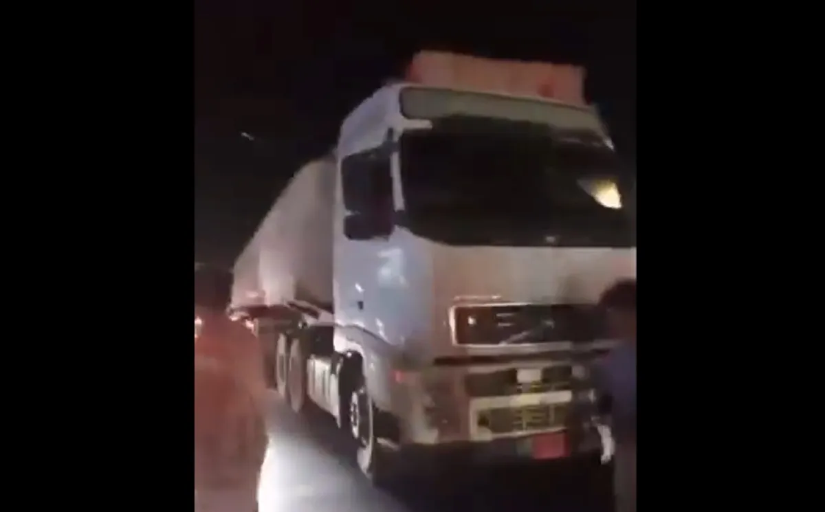 جنود يقطعون طريقا رئيسيا في المكلا للمطالبة بصرف مرتباتهم - [فيديو]