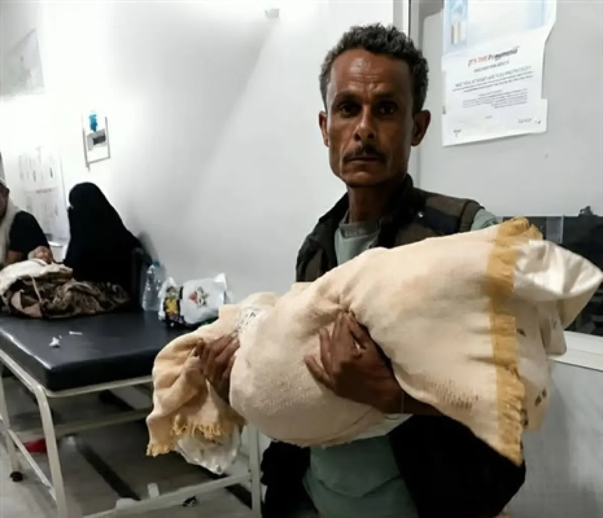 تعز.. طفلة ترحل أمام أبواب العناية وتحقيق عاجل يلاحق المتسببين