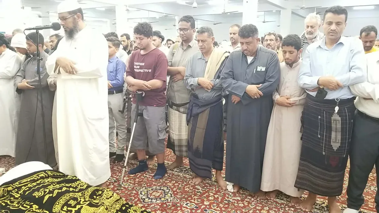 تشييع التربوي "عبد الرحمن الشاعر" في عدن ومطالبات بمحاسبة القتلة