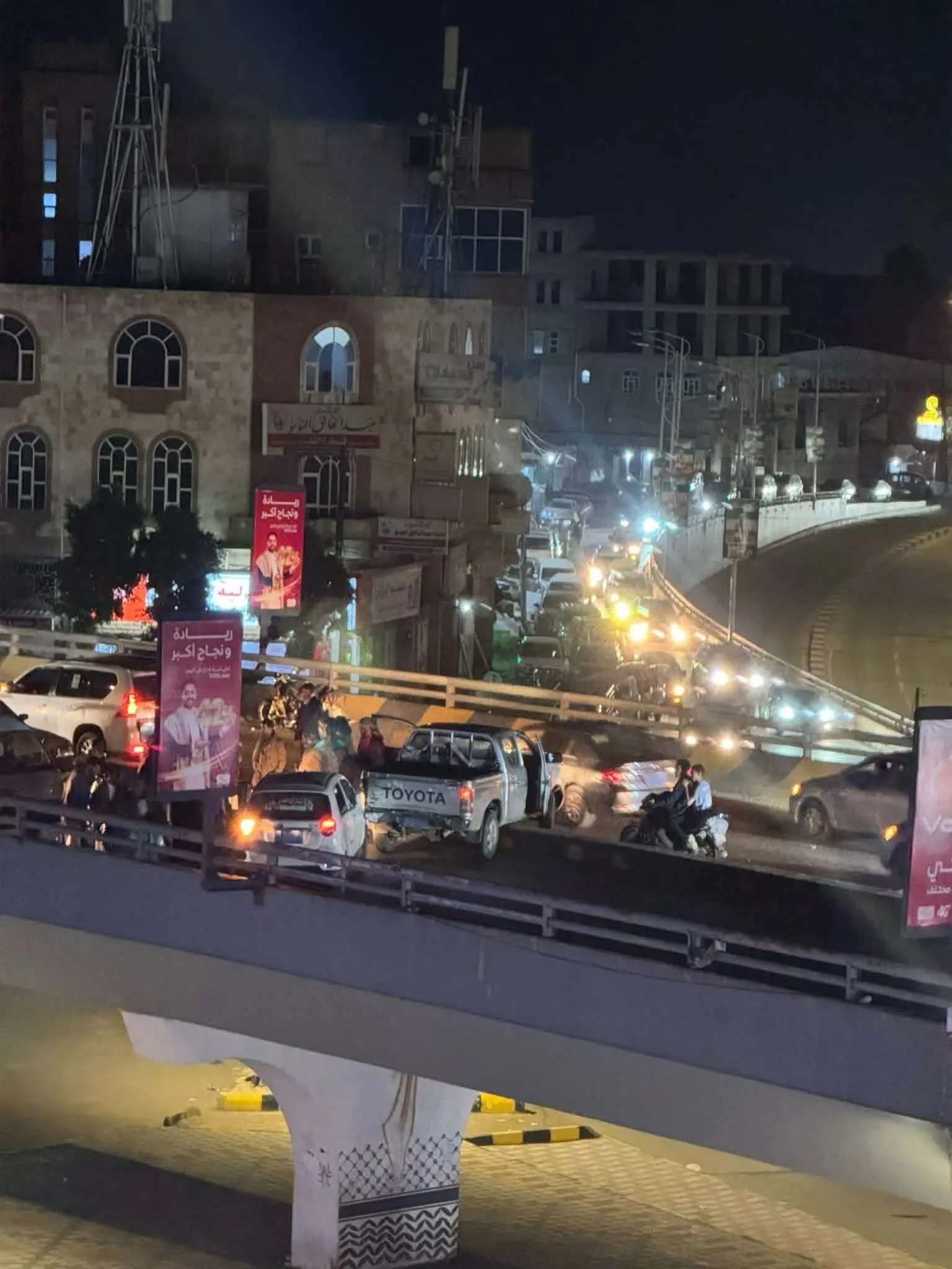لحظات مرعبة فوق جسر مذبح بعد وقوع حادث مروري مفاجئ