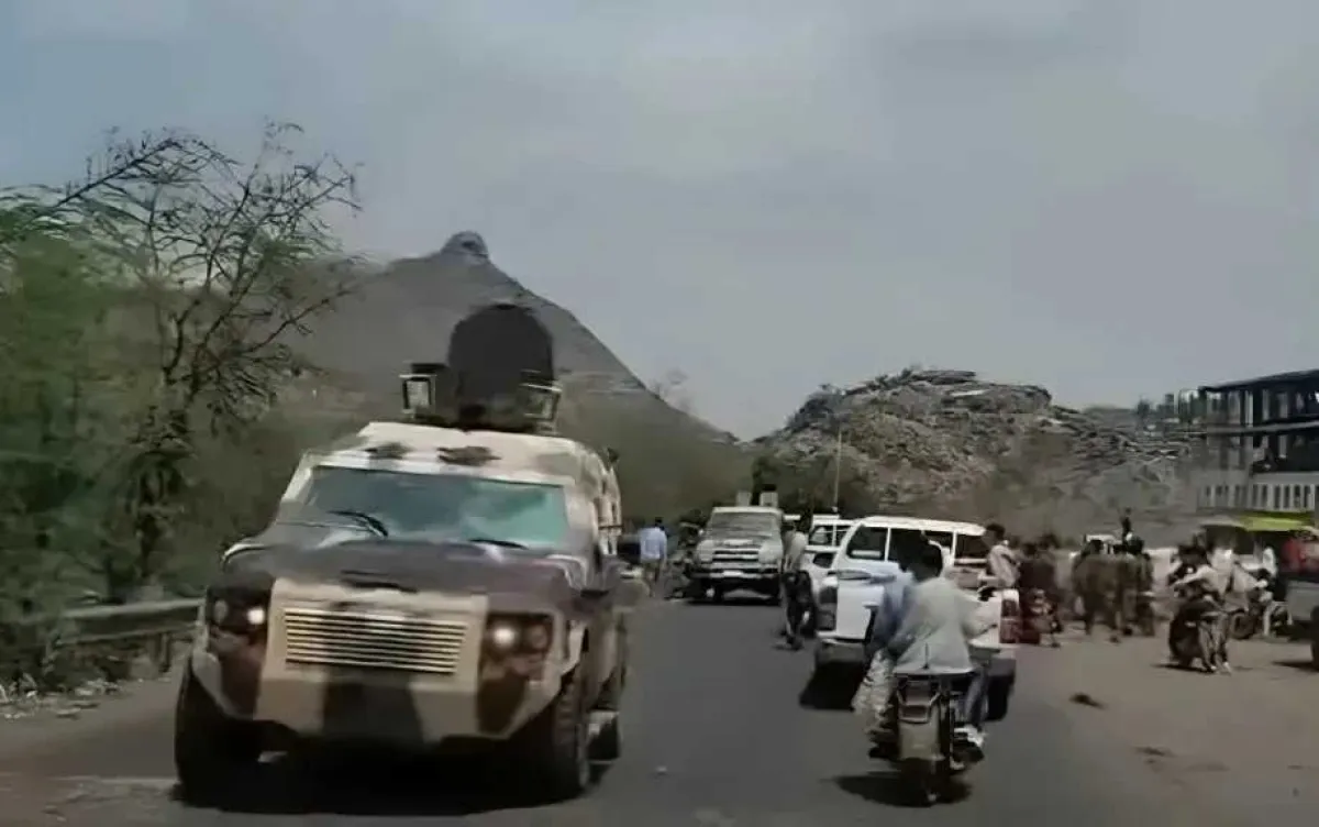 محافظ الضالع ينتصر للمواطنين بعد قطع عناصر للانتقالي طريق صنعاء عدن ومنع مرور السيارات القادمة من شمال اليمن