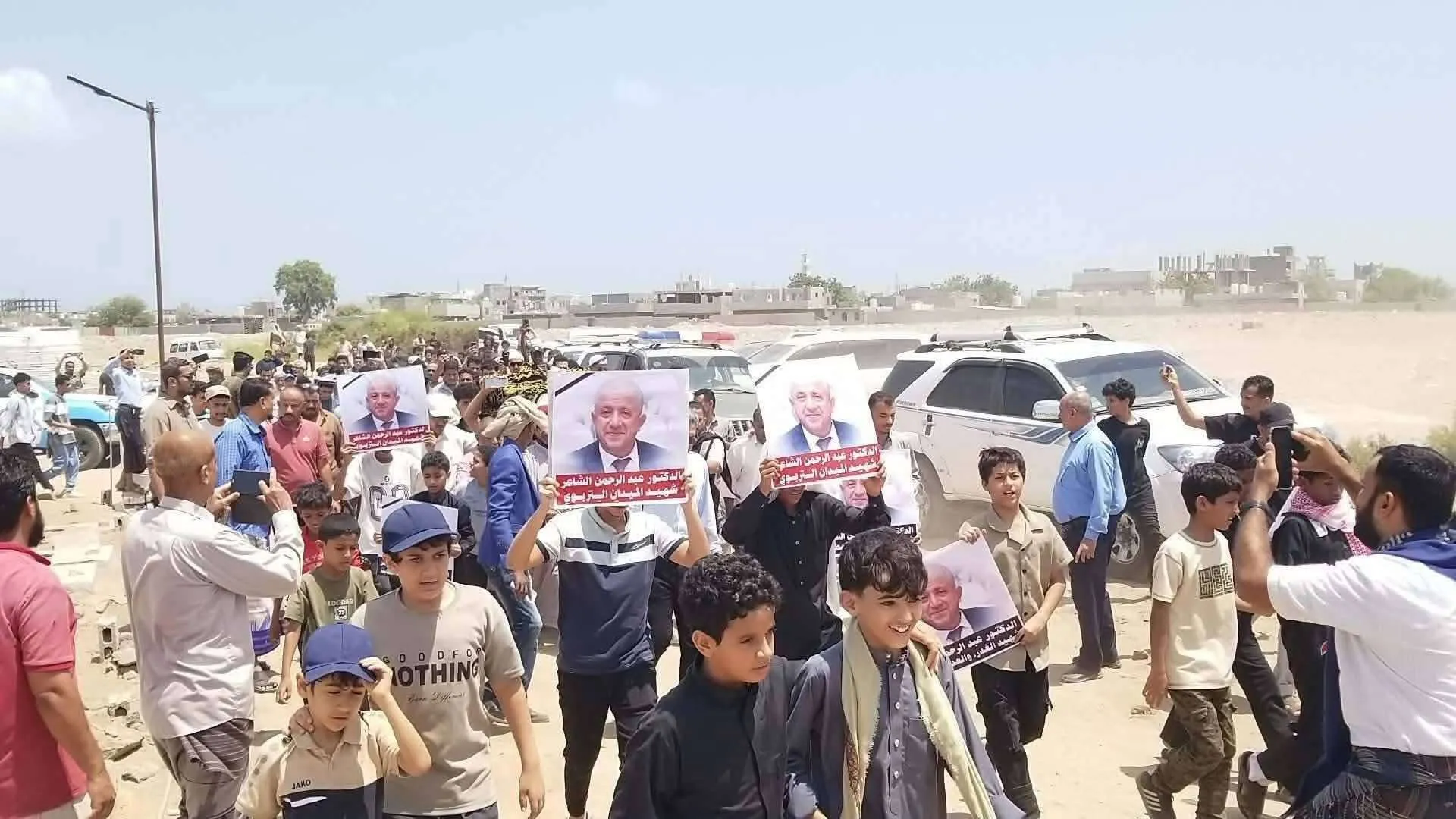 تشييع مهيب للشهيد الدكتور عبدالرحمن الشاعر في عدن وسط مطالبات بالقصاص العاجل