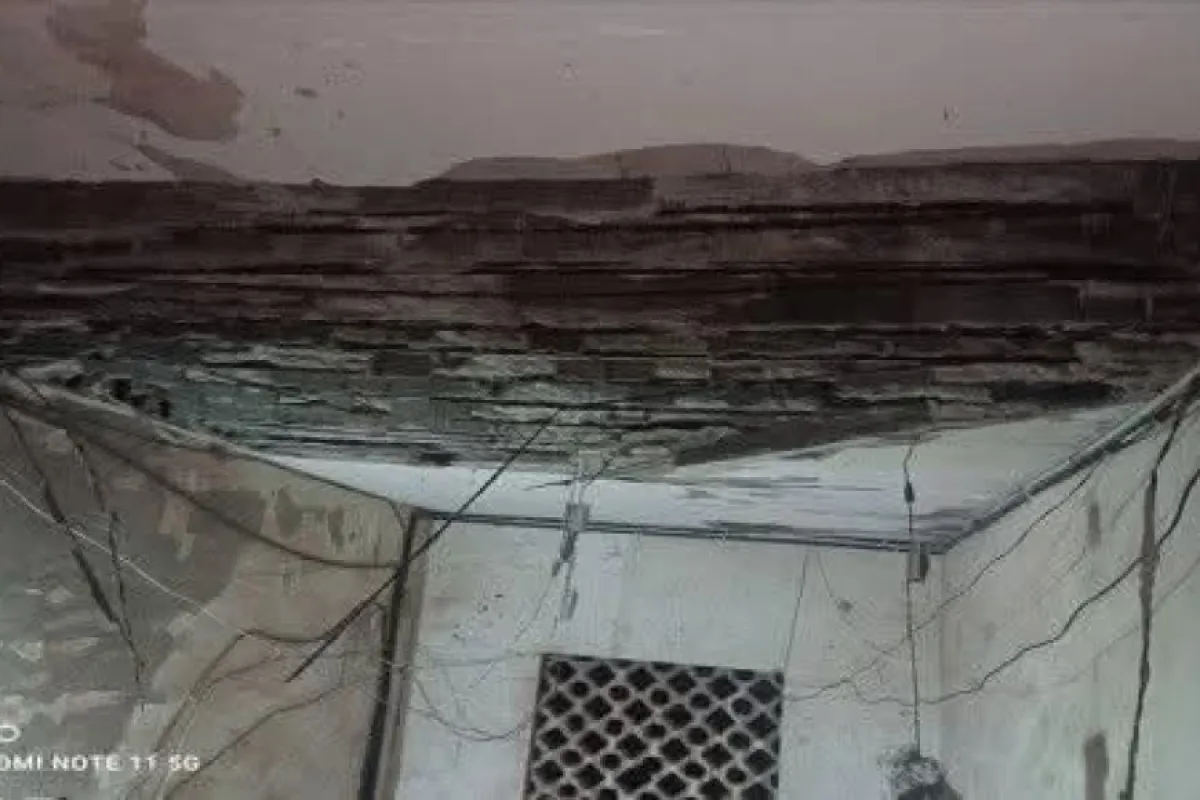 الجاوي: ملف المباني المتهالكة في المديرية يحظى بمتابعة وحرص شديدان من قبل المحافظ ووجهت بالعمل بترميم سلالم عمارة باشنفر المنهارة.