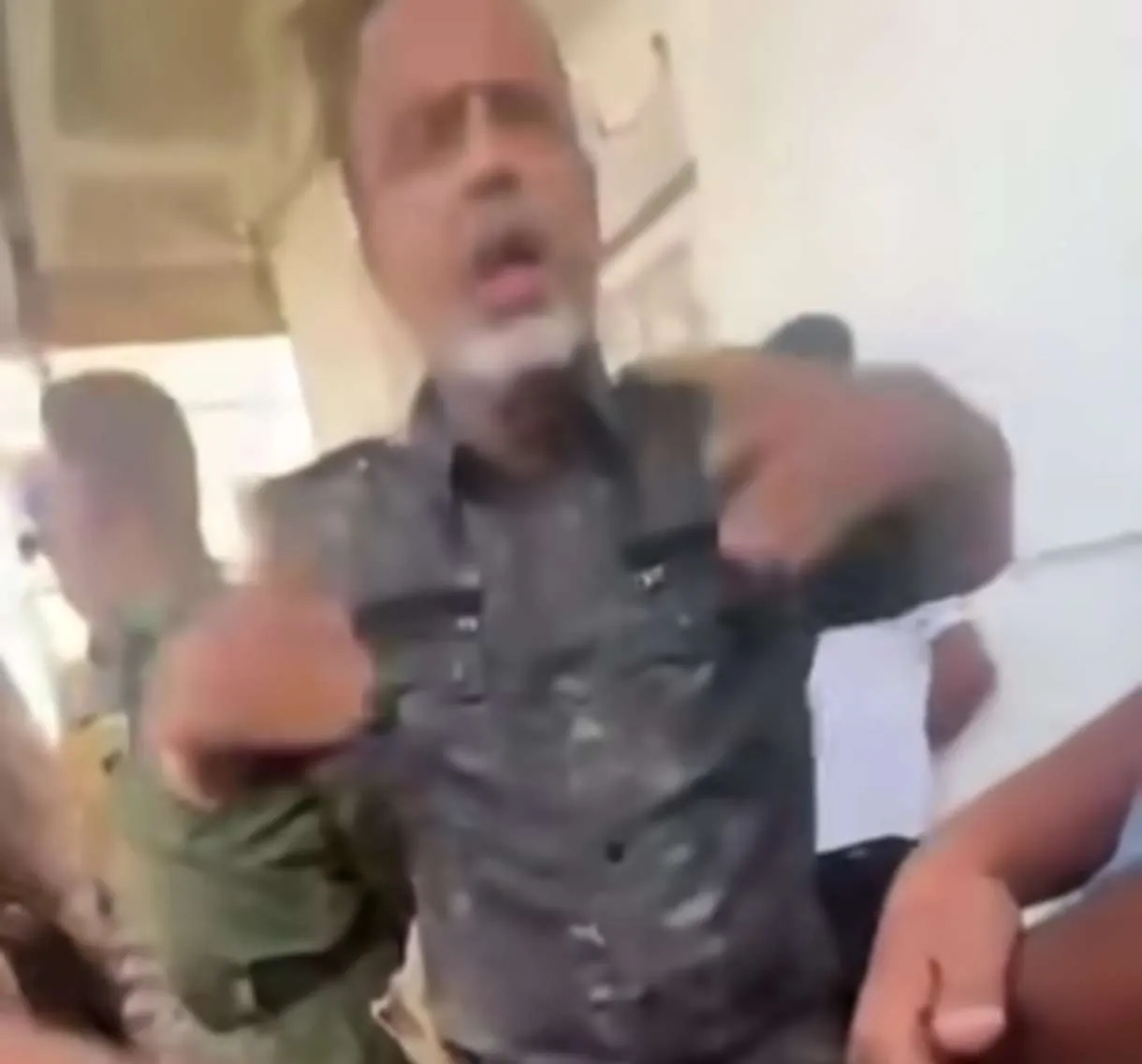 بكلماتٍ من نار وحرقة.. فيديو يحبس الانفاس لمدير أمن المكلا(كون ذرة وكل سكر)
