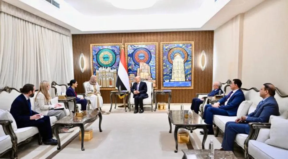 رئيس مجلس الرئاسة اليمني يؤكد أولوية العمل على إغلاق "ملف الوكلاء"