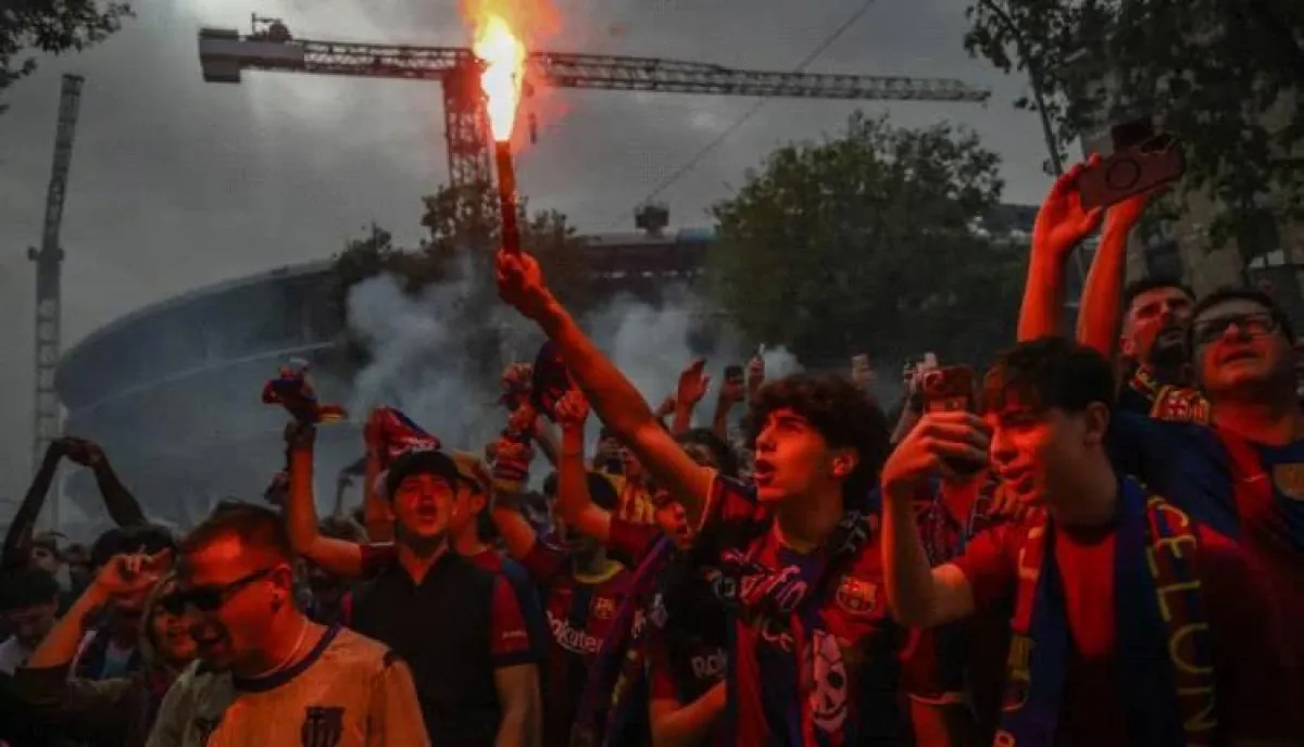 توتر قبل الكلاسيكو.. تحطم نوافذ حافلات برشلونة وريال مدريد وسط فوضى جماهيرية