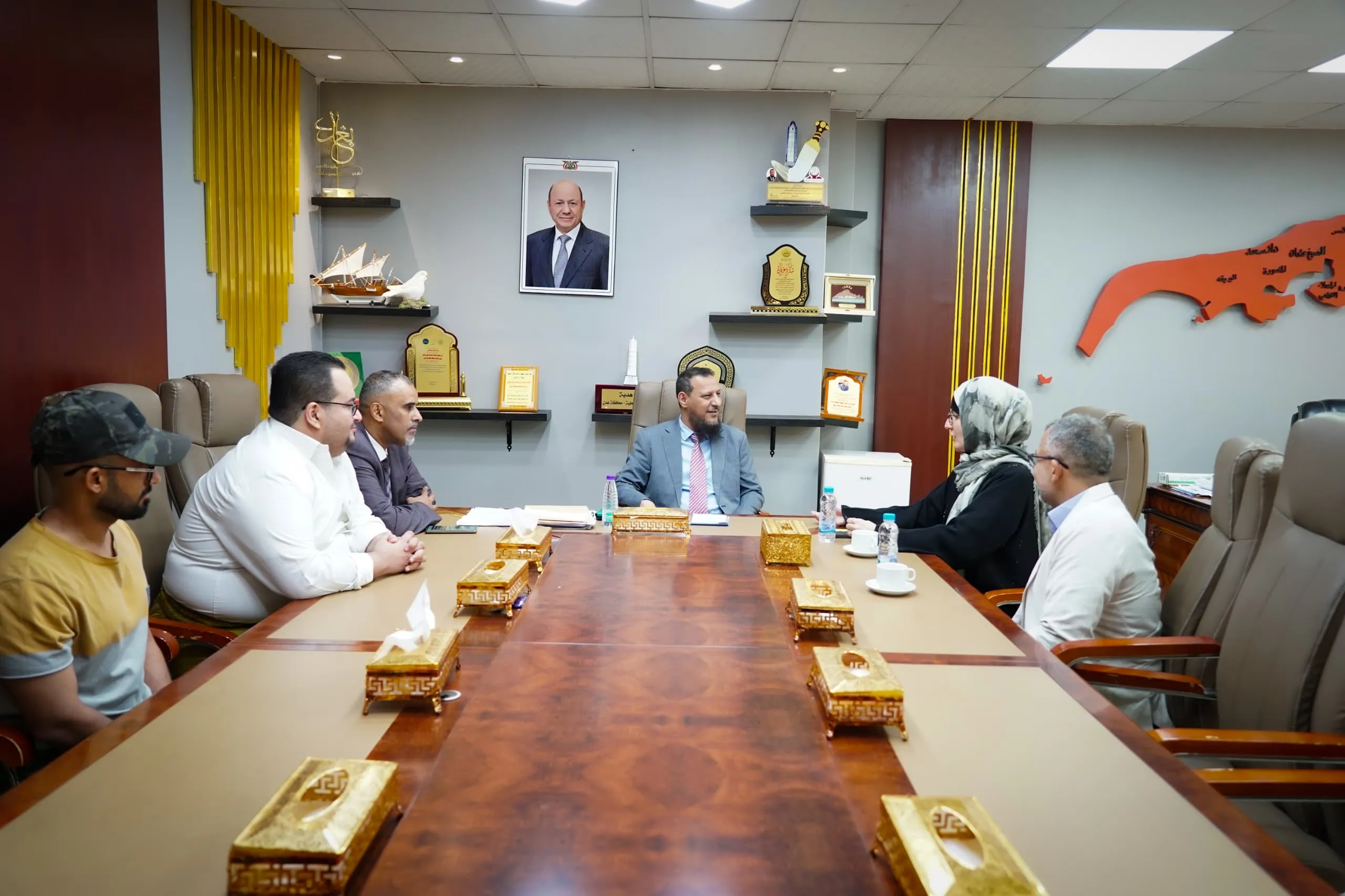 لدى لقائه رئيسة بعثة الصليب الأحمر .. المحافظ عبد الرحمن شيخ يؤكد أهمية التحول نحو المشاريع المستدامة