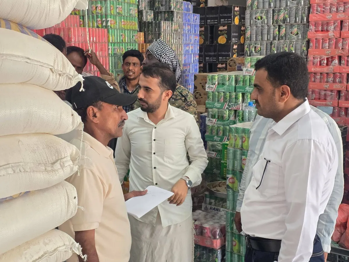 وكيل محافظة سقطرى ينفذ نزولاً ميدانياً لمتابعة المخزون الغذائي قبل موسم الخريف