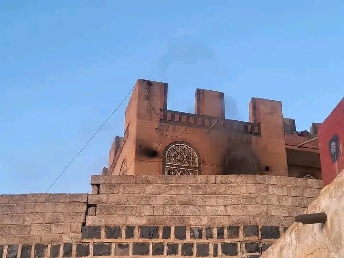 اتهامات للحوثيين بإحراق منزل شيخ قبلي من أبناء مأرب في العاصمة صنعاء (فيديو)