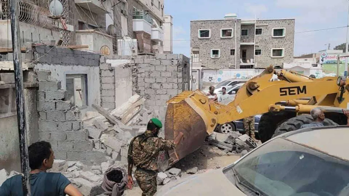 عدن: حملة لإزالة البناء العشوائي في المنصورة وتأكيد على الالتزام بالقوانين
