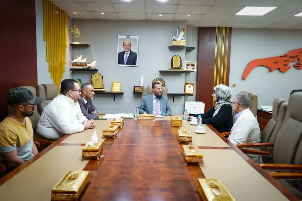 محافظ عدن يشيد بدور الصليب الأحمر ويبحث تعزيز الخدمات عبر مشاريع تنموية