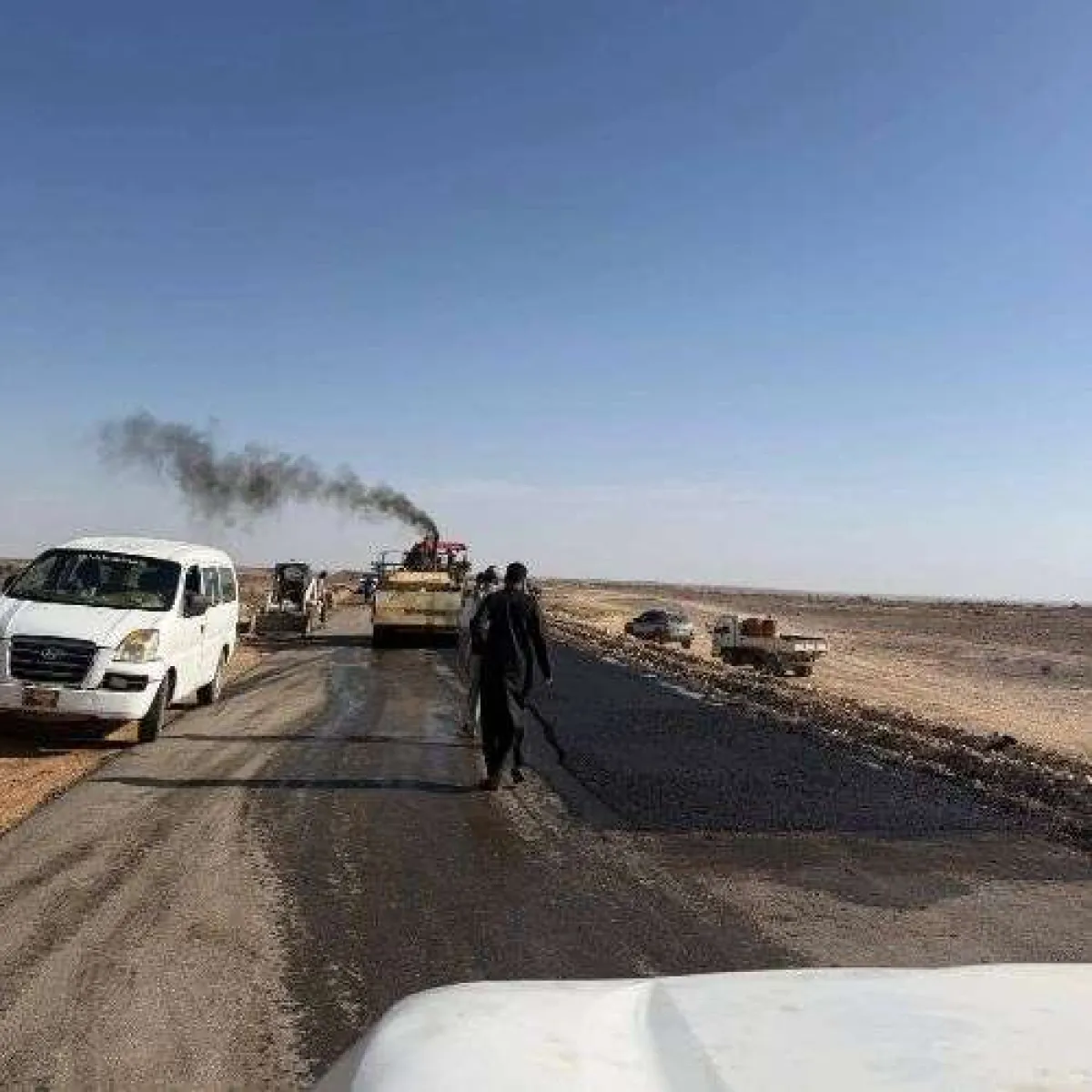 وكيل المحافظة الجيلاني يطلع على جهود استكمال مشروع شق وسفلتة طريق وادي عمد الذي يربط بين مديرية الضليعة بدوعن