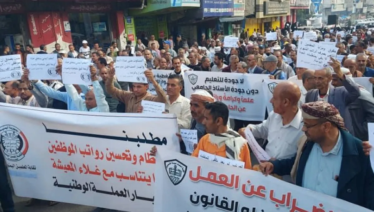 نقابة المعلمين في تعز تطالب الحكومة بصرف راتبي أبريل ومايو قبل عيد الأضحى