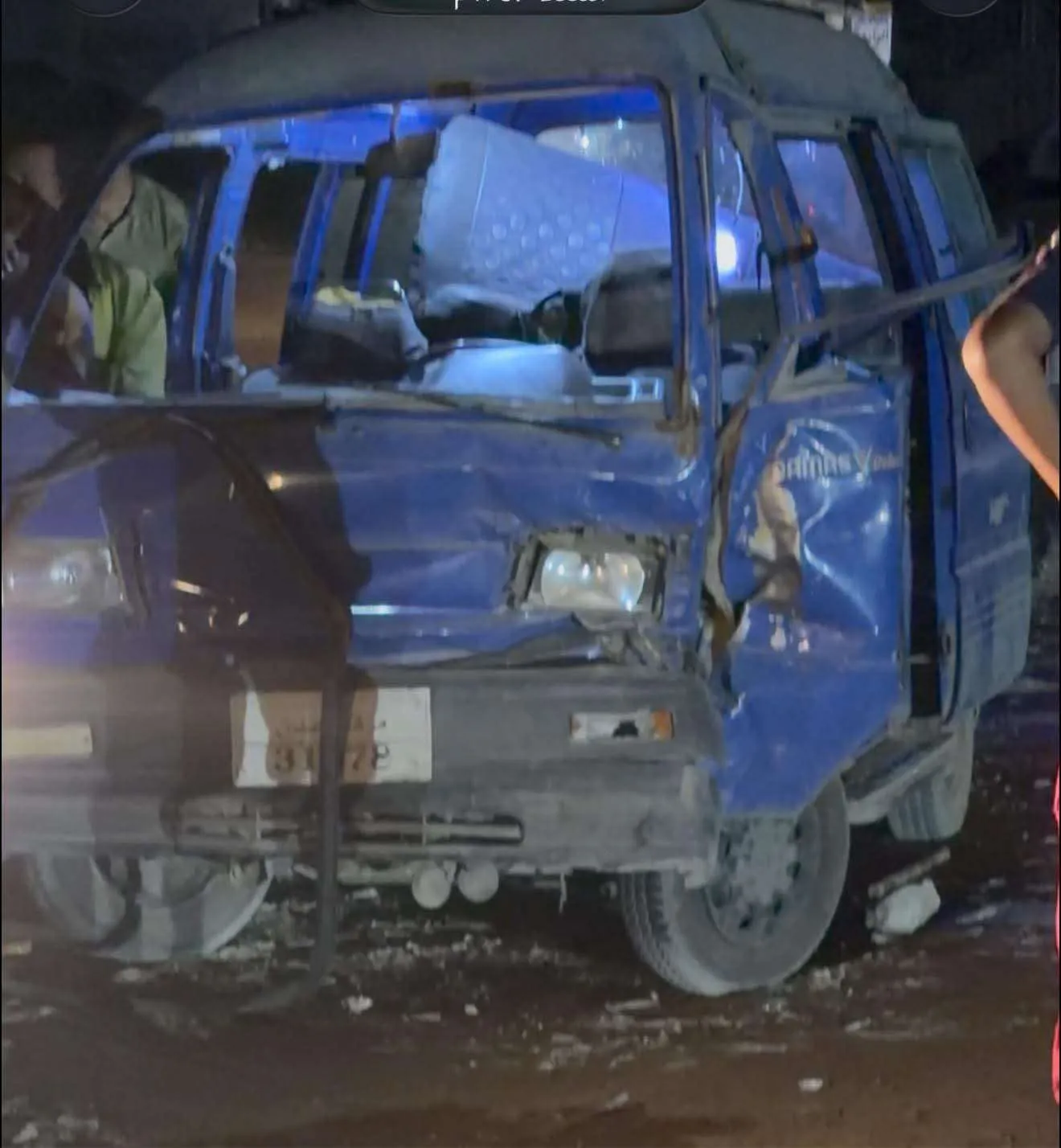 مرور عدن يطلب ٨٠ الف لنقل باص تعرض لحادث