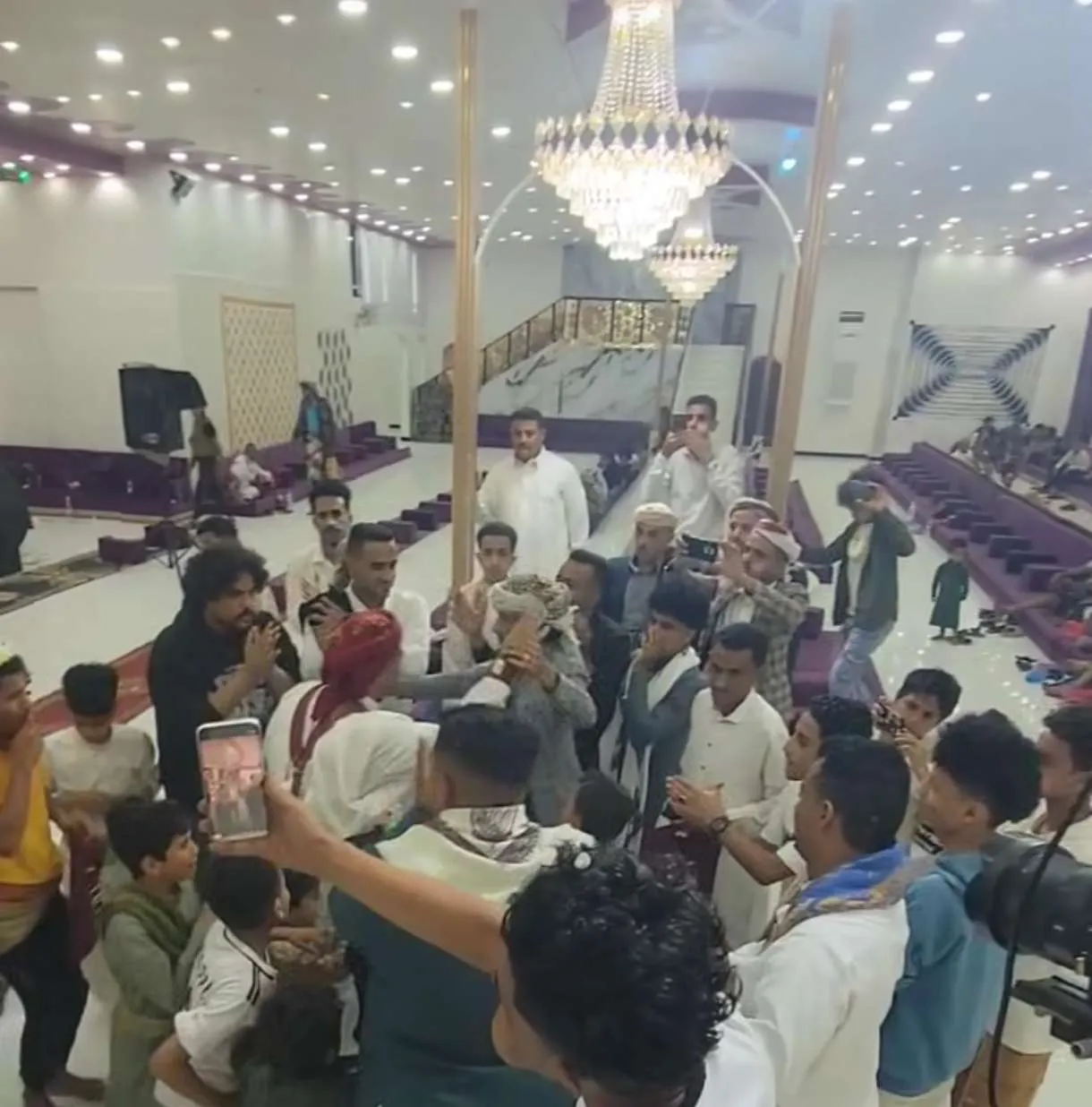 موائد مزدحمة وقلوب غائبة… مفارقة مؤلمة في حضور الغداء وغياب الفرح  