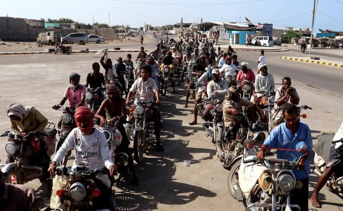 الخوخة تواجه أزمة مشتقات نفطية حادة وتحذيرات من تفاقم المعاناة